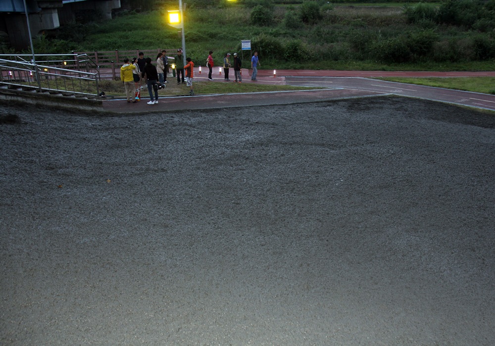 11일 오후, 대전 도심 강변 산책로에 뿌려 놓은 흙더미에서 역한 가축분뇨 냄새가 나 인근 주민들이 민원을 제기하고 있다.