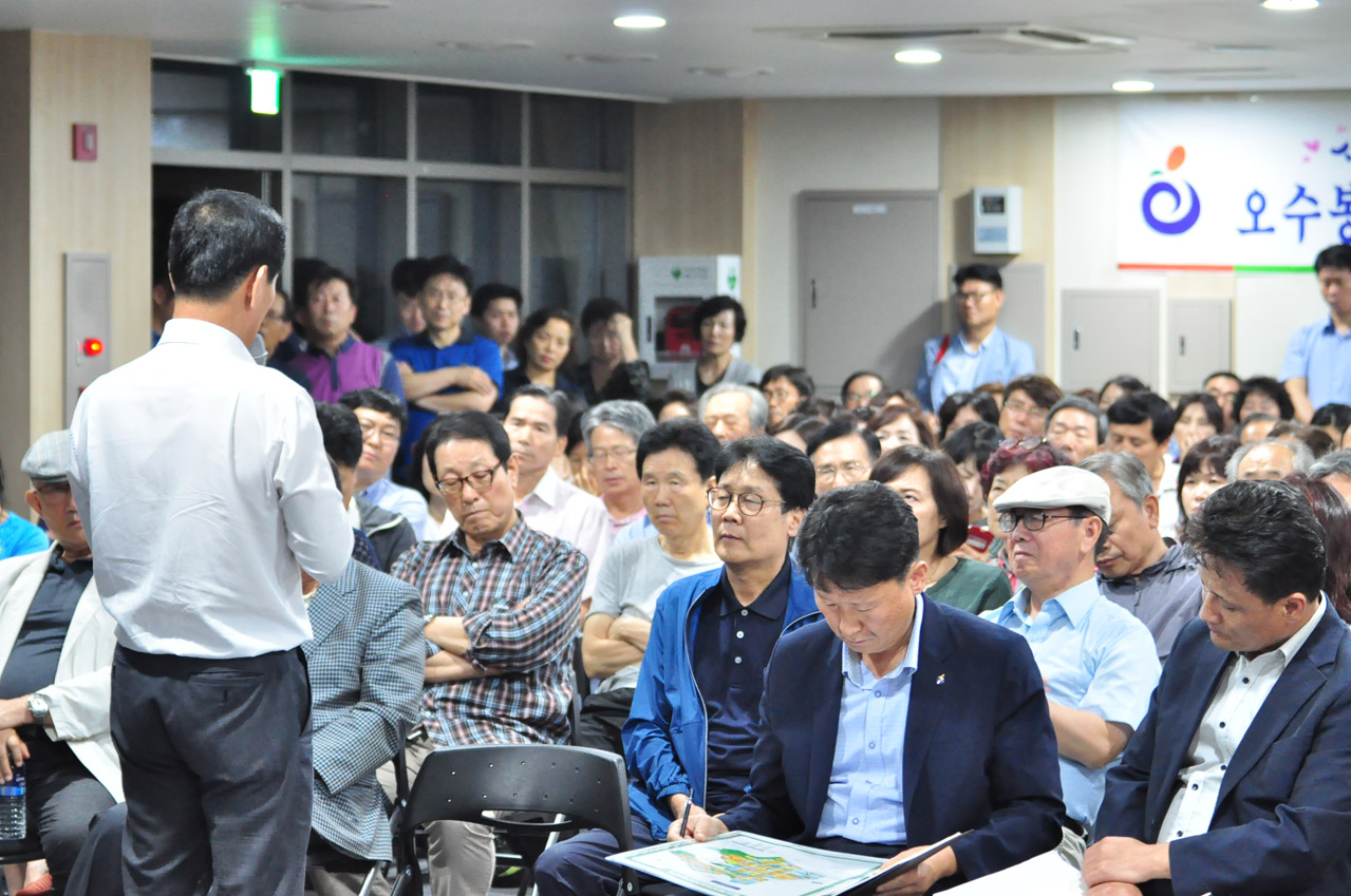 지난달 7일 성남과의 경계 하남 위례그린파크 푸르지오에서 져녁 8시에 열린 오수봉 하남시장의 ‘찾아가는 이동시장실’의 모습