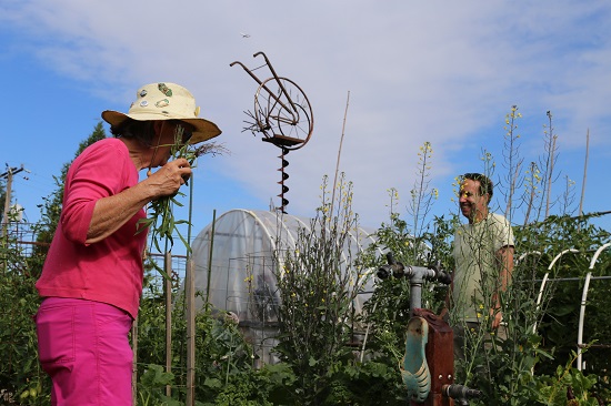 브래드너텃밭공원의 리더 조이스 모티(사진 왼쪽)가 텃밭참여자에게 농법을 조언하고 있다.