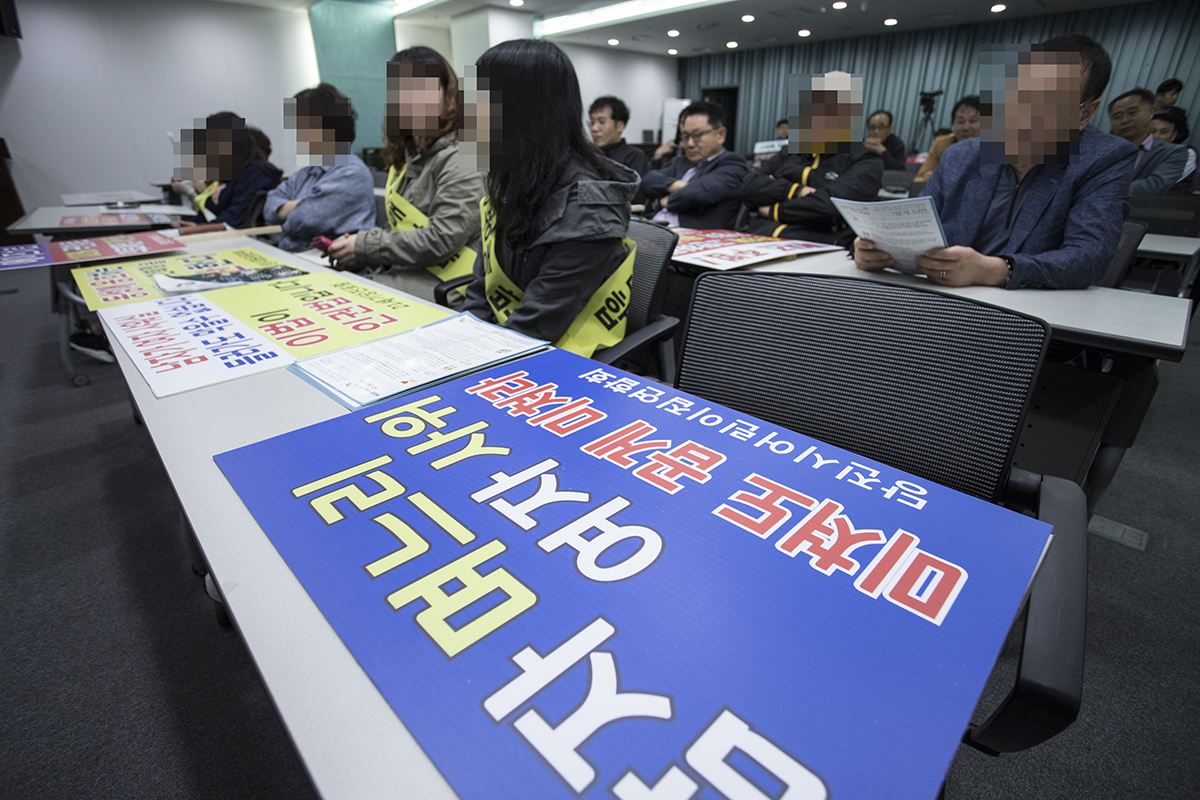 한채윤 활동가의 강연은 보수단체의 방해로 매끄럽게 진행되지 못했다. 