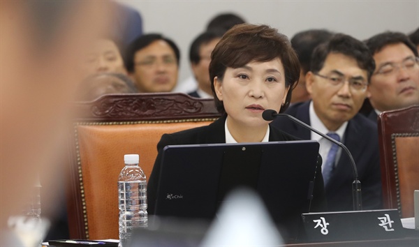 김현미 국토교통부 장관이 12일 정부세종청사에서 열린 국회 국토교통위원회 국정감사에서 위원들 질의에 답하고 있다.