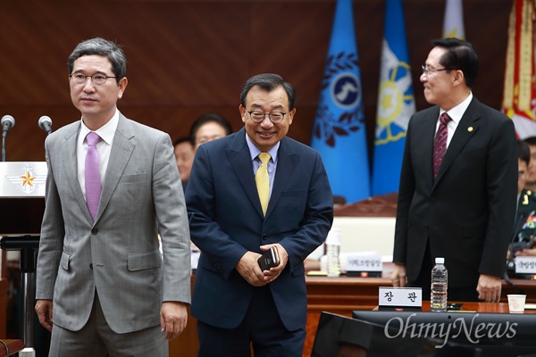 국방위 국감 참석하는 이정현 의원 이정현 의원이 12일 오전 서울 용산구 국방부청사에서 열리는 국회 국방위 국정감사에서 참석하기 위해 입장하고 있다.