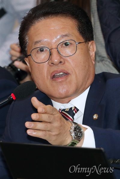 정운천 바른미래당 의원. 사진은 2017년 10월 12일 국회에서 열린 산업통상자원중소벤처기업위원회 국정감사에서 질의하고 있는 모습. 