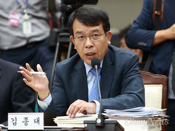 김종대 정의당 의원이 12일 오전 서울 용산구 국방부청사에서 열린 국회 국방위원회 국정감사에서 질의하고 있다.
