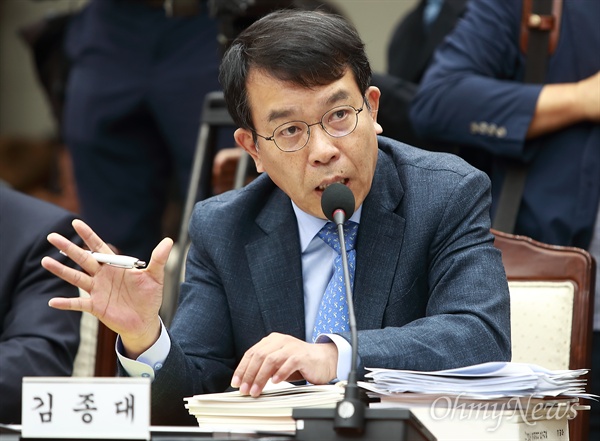 김종대 정의당 의원이 지난 10월 12일 오전 서울 용산구 국방부청사에서 열린 국회 국방위원회 국정감사에서 질의하고 있다.