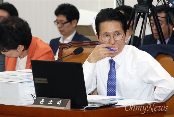 윤소하 정의당 의원이 12일 오전 국회에서 열린 보건복지위원회 국정감사에서 박능후 보건복지부 장관의 답변을 지켜보고 있다. 