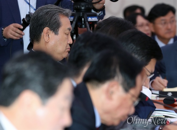 김무성 바른정당 의원이 지난 12일 오전 국회에서 열린 외교통일위원회 국정감사에서 잠시 눈을 감고 있다.