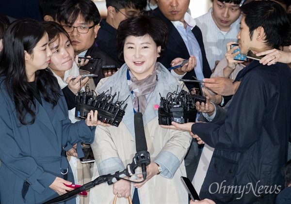 고 김광석씨의 부인 서해순씨가 10월 12일 오후 서울 종로구 서울지방경찰청에 조사를 받기 위해 출석하고 있다.