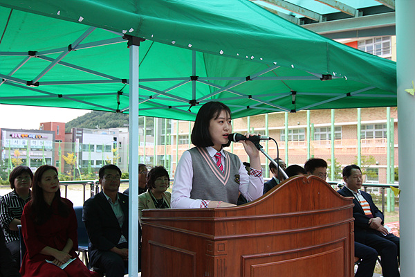 학생회장 허지예 양이 평화의 소녀상 건립 소감을 말하고 있다. 
