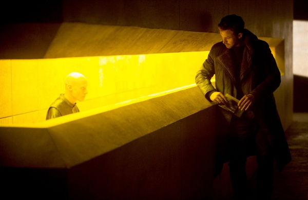  영화 <블레이드 러너 2049>의 한 장면. K는 유골로 발견된 리플리컨트의 신원을 확인하러 간다. 