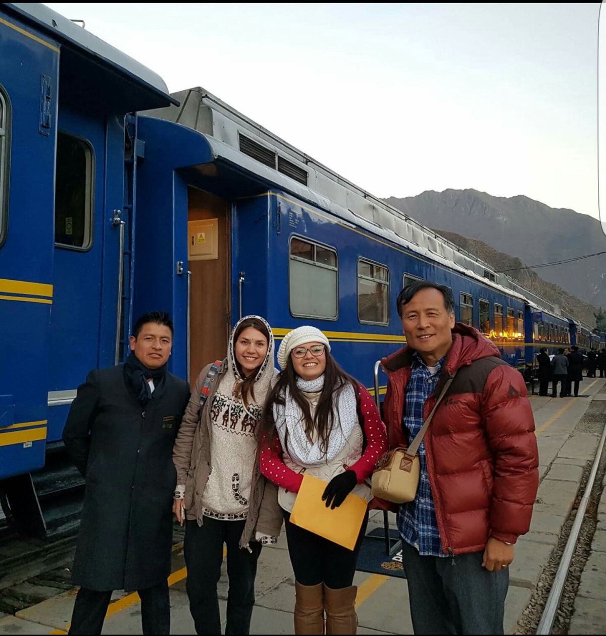 마추피추 가는 기차 앞에서 필자, 브라질, 아르헨티나 배낭여행객, 페루역무원. 두 미녀 여성과는 기차를 기다리며 카페에서 커피를 마시다가 친해졌다. 