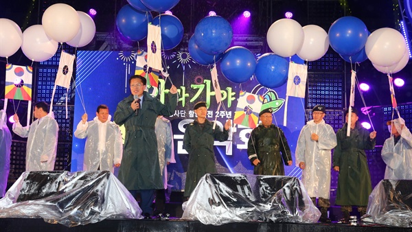 육군 제39보병사단의 함안 이전 2주년을 기념하는 ‘아라가야 충무 음악회’가 12일 저녁육군 제39보병사단 연병장 특설무대에서 열렸다.