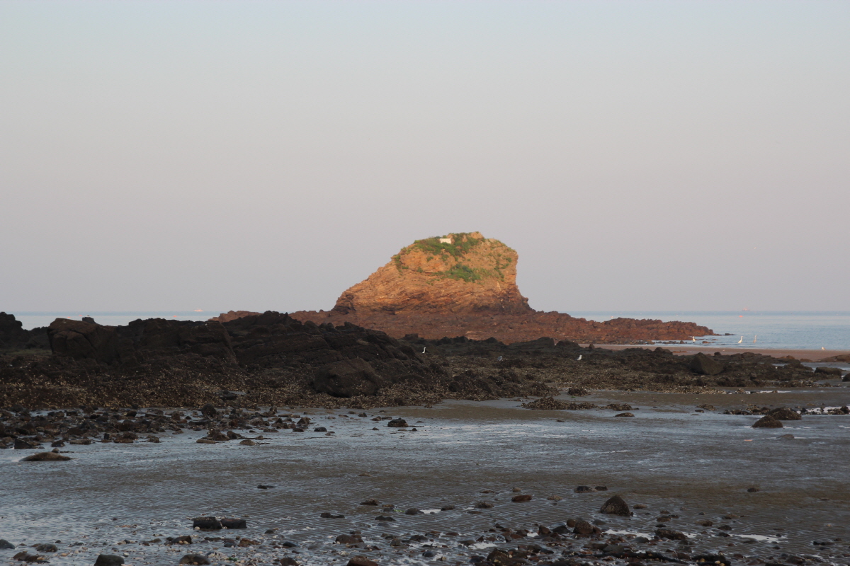 고 노무현 대통령이 즐겨 쓰셨던 밀짚모자 같은 형상인 두여해변의 여 가장 끝에 있는 바위 모습입니다. 물때에 주의해 입장해야 한답니다.