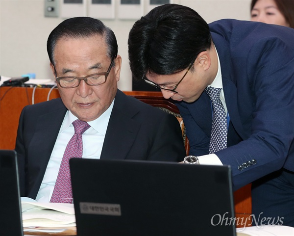 서청원 자유한국당 의원이 지난 10월 13일 오전 국회에서 열린 외교통일위원회 국정감사에서 자료를 살펴보고 있다. 
