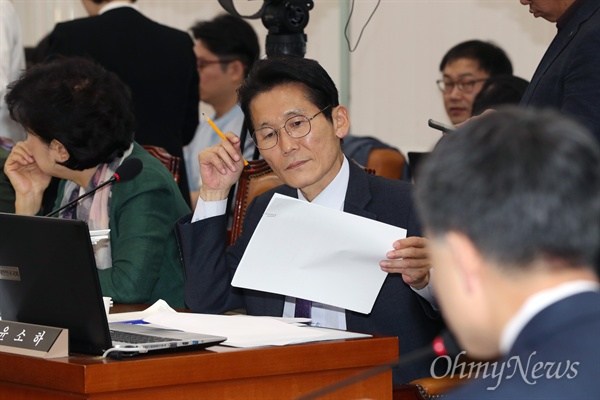 윤소하 정의당 의원이 지난 10월 13일 국회에서 열린 보건복지위원회 국정감사에서 자료를 살펴보고 있다. 
