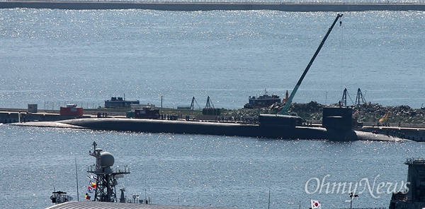 미국 해군의 핵추진 잠수함 미시간(SSGN 727)이 10월 13일 오전 부산 해군작전사령부에 입항했다. 길이 170.6m, 폭 12.8m, 배수량 1만9000톤급으로 세계 최대 규모급인 오하이오급 핵잠수함인 미시간에는 토마호크 미사일 150여 발 등의 무기가 실려있다. 