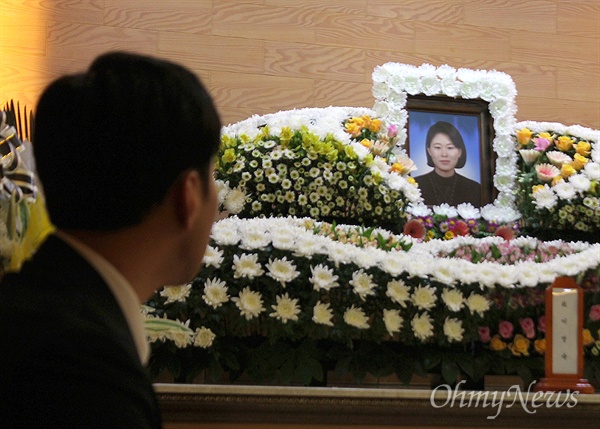 세월호 미수습자로 남아있던 이영숙씨의 장례식이 열린 부산의 한 장례식장에서 아들 박경태(31)씨가 어머니의 영정을 바라보고 있다. 이씨의 유해는 지난 5월 22일 목포 신항 세월호 선체 수색 과정에서 발견됐다. 