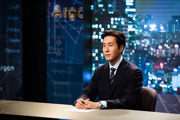  JTBC <뉴스룸>의 손석희? 미드 <뉴스룸>의 윌 맥어보이(제프 다니엘스 분)? 김주혁을 앵커 연기를 하며, 그 누구도 참고하지 않았다. 