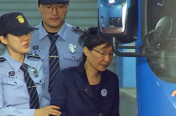 박근혜 전 대통령이 지난해 10월 13일 오전 서초구 서울중앙지법에서 열린 속행공판을 마친 뒤 안경을 쓰고 호송차에 오르고 있다.