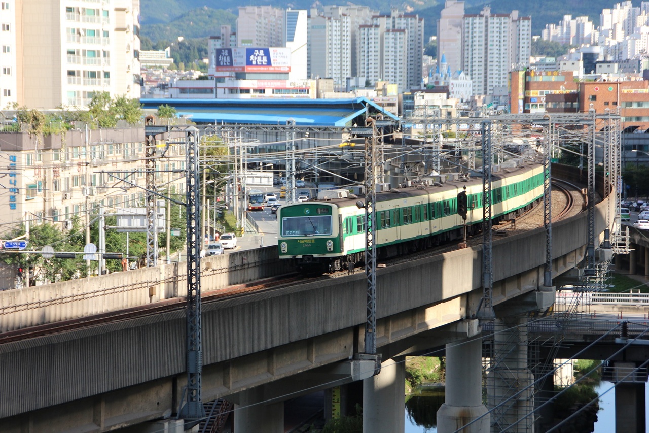 서울 지하철 2호선이 운행되고 있는 모습.