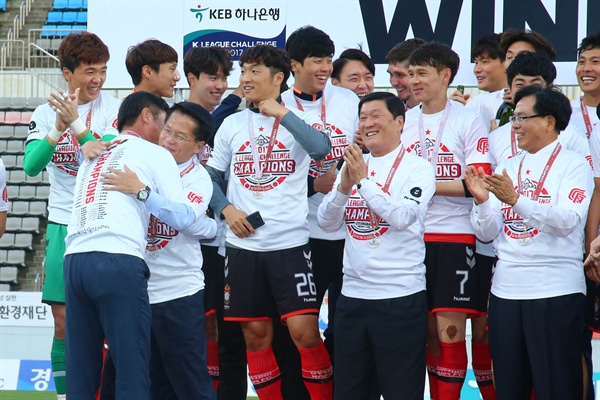  프로축구 경남FC가 14일 오후 창원축구센터에서 치러진 서울이랜드와 경기에서 이겨 승점 73점을 기록하며 남은 경기와 관계 없이 ‘K-리그 챌린지’ 우승을 차지했다.