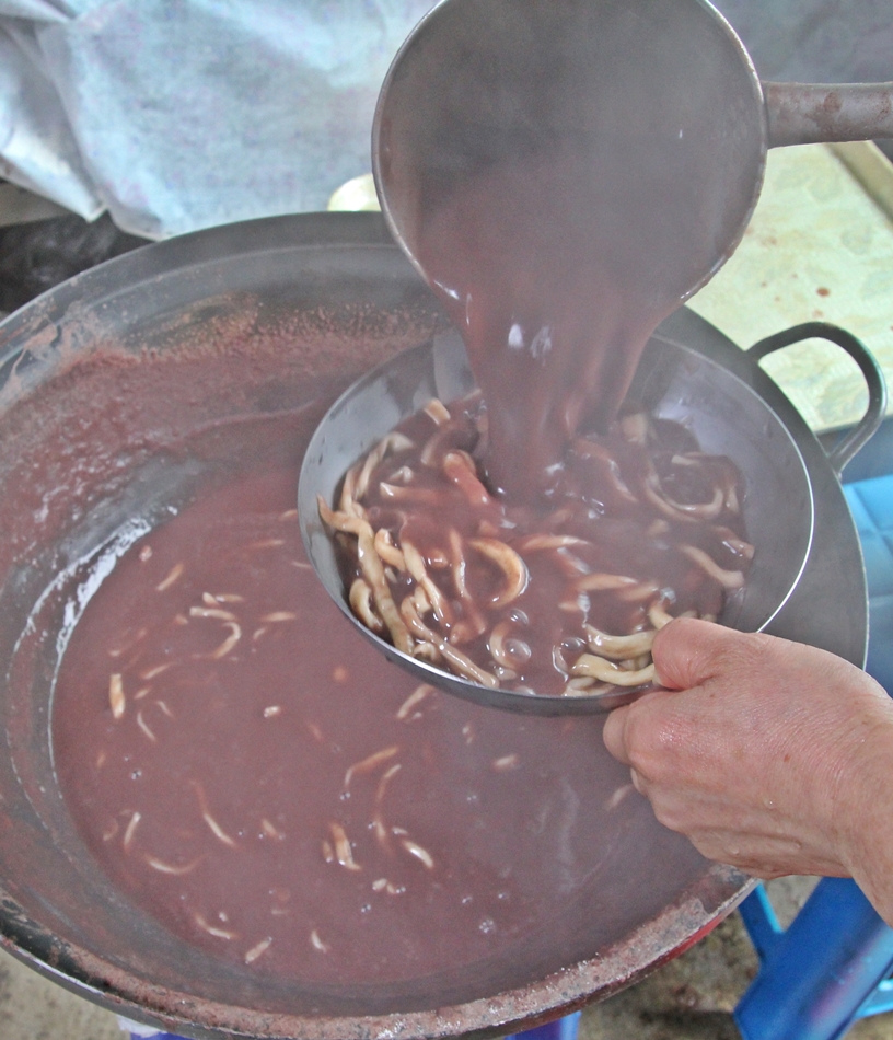  인심이 후한 순천 아랫장 자매분식의 팥죽 한 그릇이다.