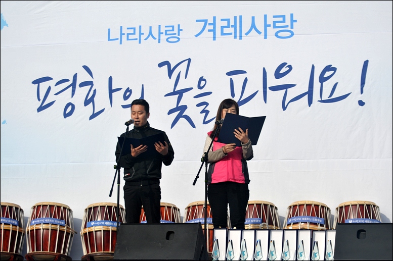  6.15공동선언문을 낭독하고 있는 화학섬유노조 조진석 제일사료지회장(왼쪽)과 학교비정규직노동조합 대전지부 윤여옥 수석부지부장(오른쪽)