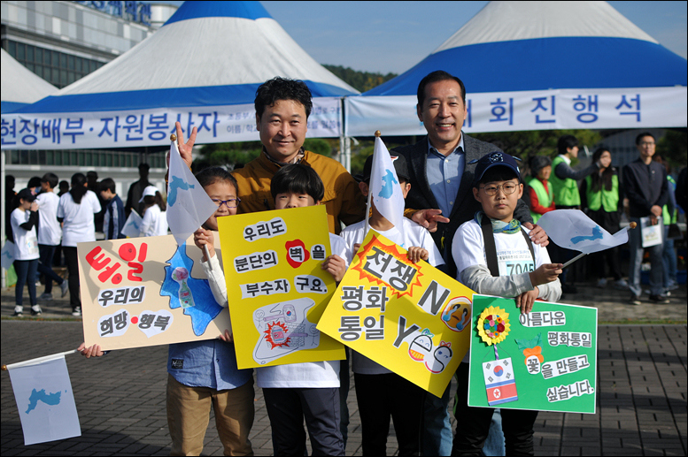 평화통일을 염원하며 직접 피켓을 만들어와 대회에 참가한 학생들과 기념사진을 찍고 있는 박병철 시의원(왼쪽)과 김동섭 시의원(오른쪽)