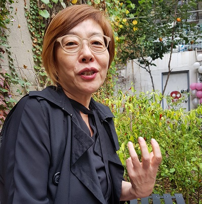 김미경 작가는 '아름다운 재단' 사무총장을 그만두고 0.1mm 펜을 통해 서촌의 옥상에서 그림을 그리고 있다. 