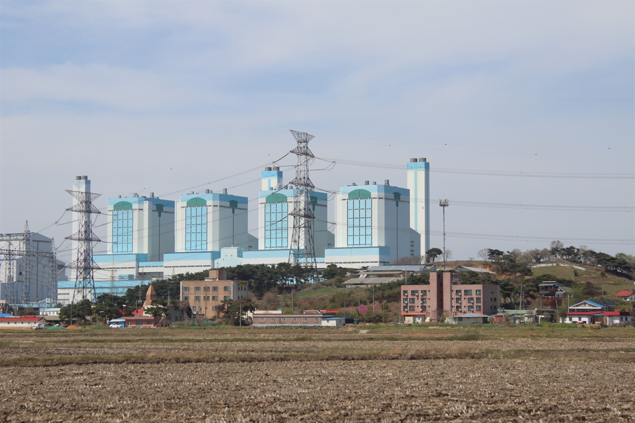 당진시 석문면 교로리에 위치한 한국동서발전의 당진석탄화력발전소
