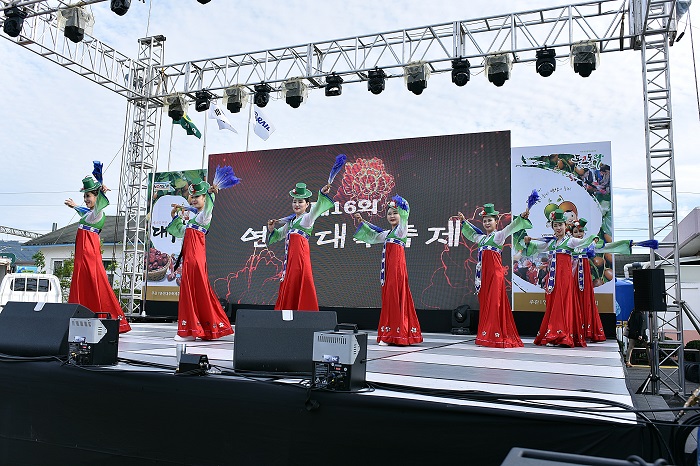 연산대추축제에서 평양예술단이 공연하고 있다.