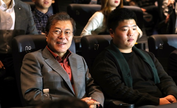 현직 대통령으로는 처음으로 부산 국제영화제를 찾은 문재인 대통령이 15일 오전 부산 해운대구 한 영화관에서 영화 "미씽:사라진여자"를 관람하고 있다. 