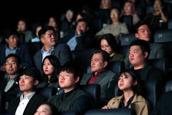 현직 대통령으로는 처음으로 부산 국제영화제를 찾은 문재인 대통령이 15일 오전 부산 해운대구 한 영화관에서 영화 "미씽:사라진여자"를 관람하고 있다.
