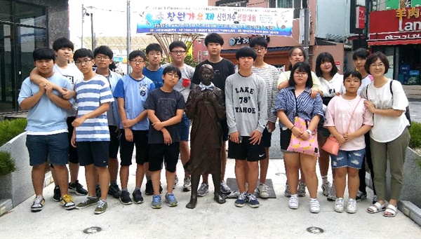 창원 안남중학교 학생들은 지난 9월 9일 마산창동문화거리 '인권자주평화다짐비'를 찾은 뒤, 이 일대를 돌며 일본군 위안부 알리기 캠페인을 벌였다.