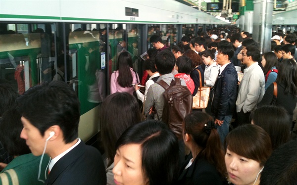 2011년 어느날의 2호선 역. 출근하는 사람들. 