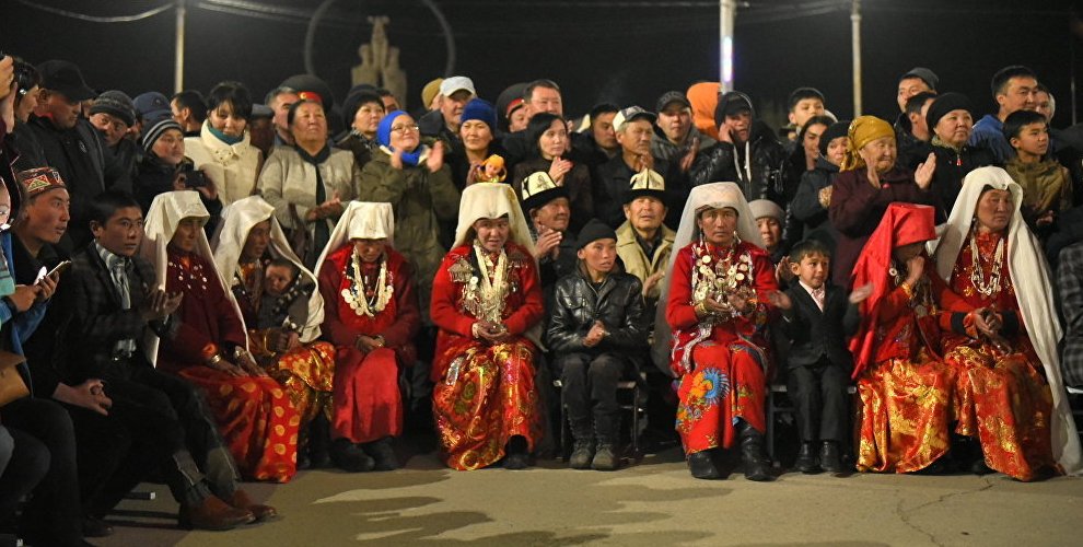 14일 나린주 중앙광장에서 거행된 파미르고원에서 나린주로 정착하려 온 동포들의 환영식