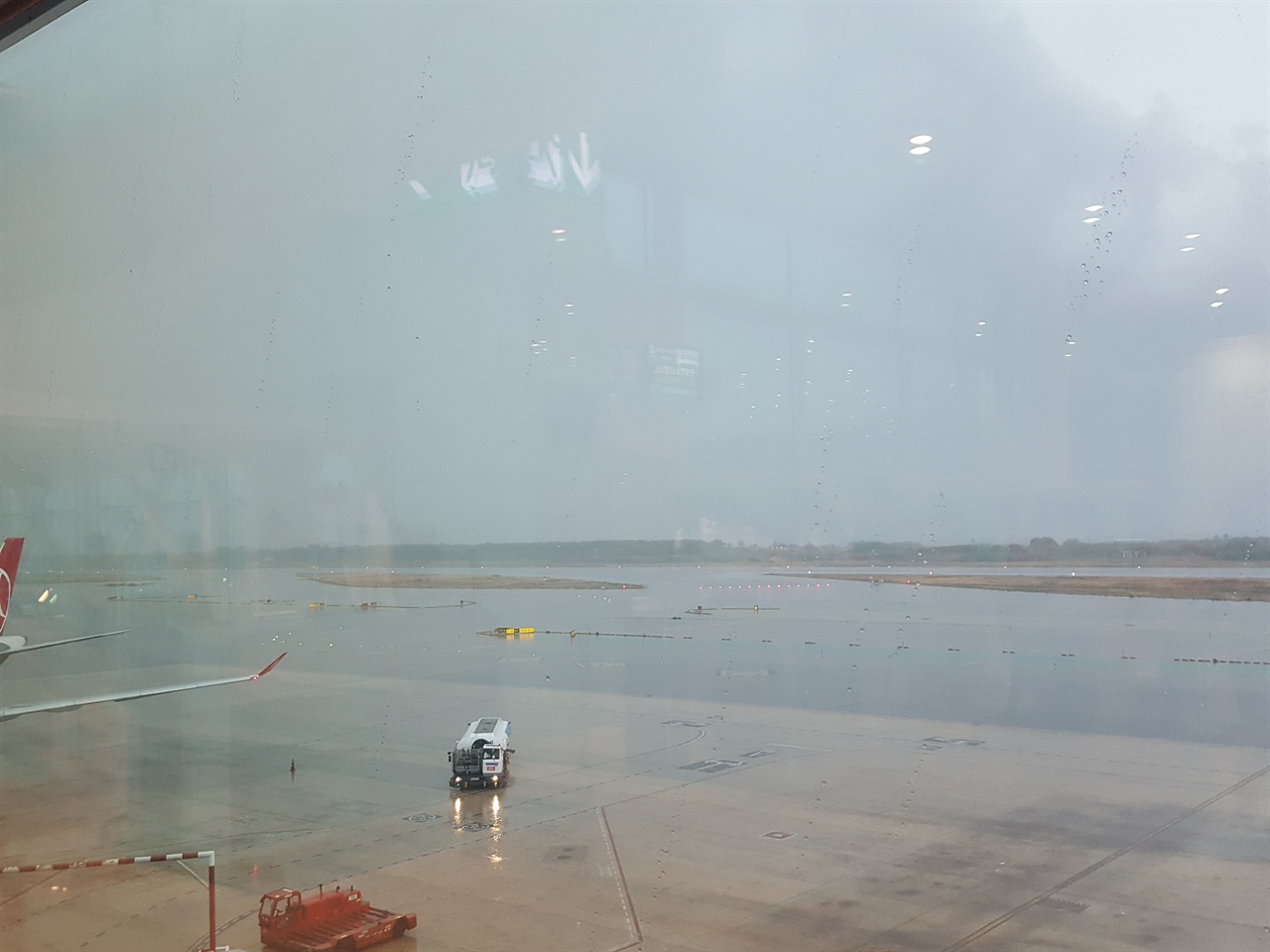비오는 터키공항의 잿빛 하늘