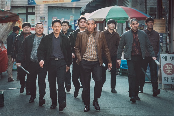  영화 <범죄도시>의 한 장면. 조선족 '이수파' 조폭들이 연장을 든 채 가리봉동 대낮을 활보하고 있다.