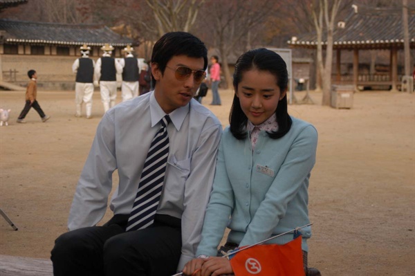  영화 <댄서의 순정>(2005)의 한 장면. 극중 장채린(문근영 분)은 연변 출신 조선족 소녀다. 이 영화는 조선족 소녀가 한국에서 겪는 힘든 현실을 그린다. 