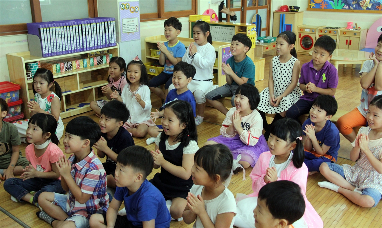 서산 서림초 유치원 원아들이 독서교실 프로그램에서 책 내용을 들으며 즐거워 하고 있다.  