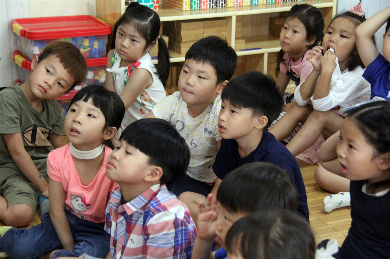 서산 서림초 유치원 원아들이 독서교실 프로그램에서 책 이야기에 빠져 눈과 귀를 집중하고 있다. 