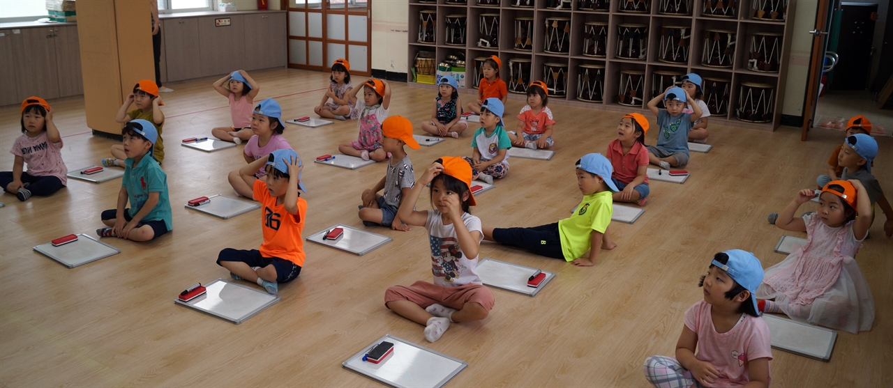 서산 서림유치원 원아들이 독서실에서 '도전 골든벨' 행사를 하고 있다.