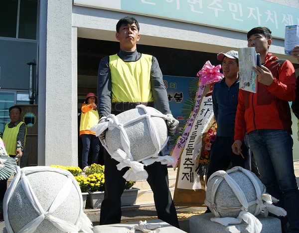 으랏차차! 우리마을 숨은 일꾼은? 충남 홍성 은하면 대천마을의 '은하봉 들돌축제'에서 한 참가자가 들돌을 번쩍 들어올리고 있다. 