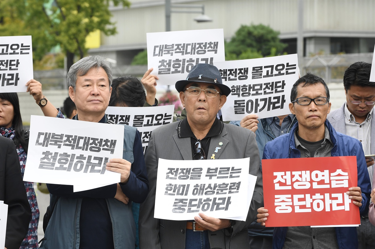 한미 연합군의 해상훈련이 시작된 16일 오전 전쟁반대평화실현 국민행동 회원들이 서울 종로구 미국대사관 인근에서 ‘전쟁 부르는 한미 해상훈련 중단 촉구’ 기자회견 개최하고 “핵잠수함, 핵항공모함을 동원한 대규모 해상훈련을 즉각 중단하라”고 요구하고 있다. 2017.10.16