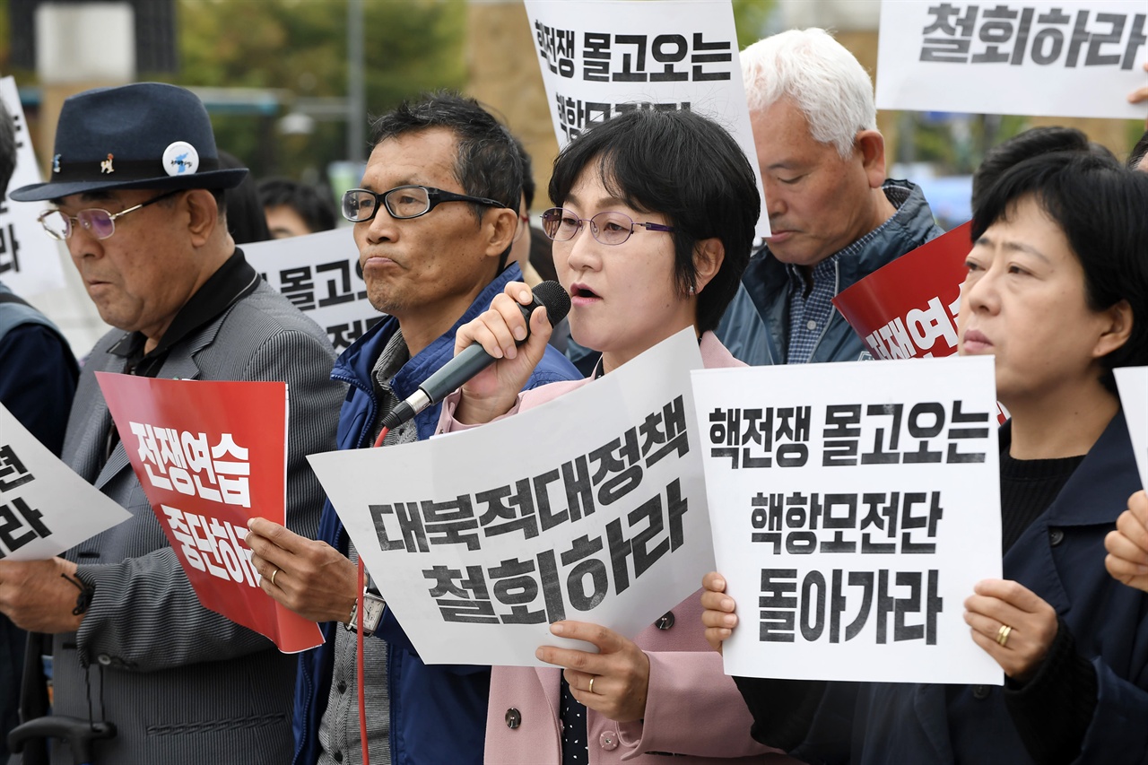  한미 연합군의 해상훈련이 시작된 16일 오전 전쟁반대평화실현 국민행동 회원들이 서울 종로구 미국대사관 인근에서 ‘전쟁 부르는 한미 해상훈련 중단 촉구’ 기자회견 개최하고 “핵잠수함, 핵항공모함을 동원한 대규모 해상훈련을 즉각 중단하라”고 요구하고 있다. 2017.10.16