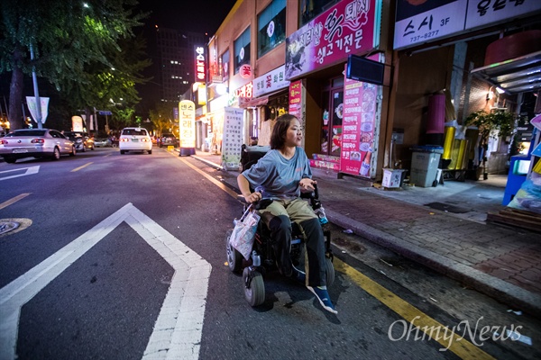 장애인 활동가 문애린씨가 전동 휠체어를 타고 이동하고 있다. 