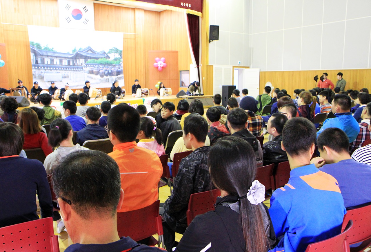 10월 13일 전남 강진 덕수학교에서 펼쳐진 해남보호관찰소 소년들의 재능기부 공연