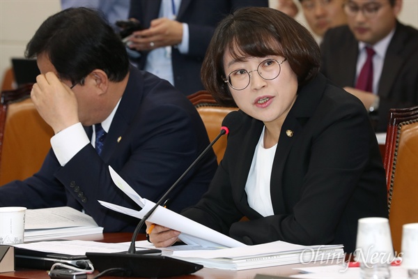추혜선 정의당 의원이 2017년 10월 16일 국회에서 열린 과학기술정보방송통신위원회 국정감사에서 질의하고 있다. 
