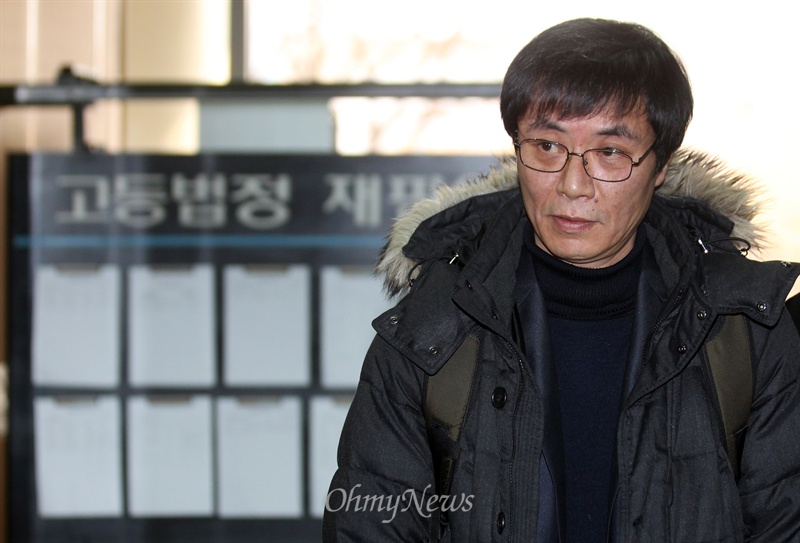 2014년 재심 결심공판에서 무죄 판결을 받은 강기훈씨가 서울고등법원을 나서고 있다. 이로부터 1년이 지난 2015년 대법원 판결로 최종 무죄가 확정됐다. 