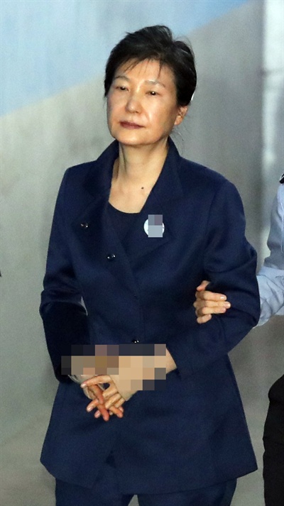 박근혜 전 대통령이 구속 연장 후 첫 공판에 출석하기 위해 2017년 10월 16일 오전 서울중앙지법에 들어서고 있다.